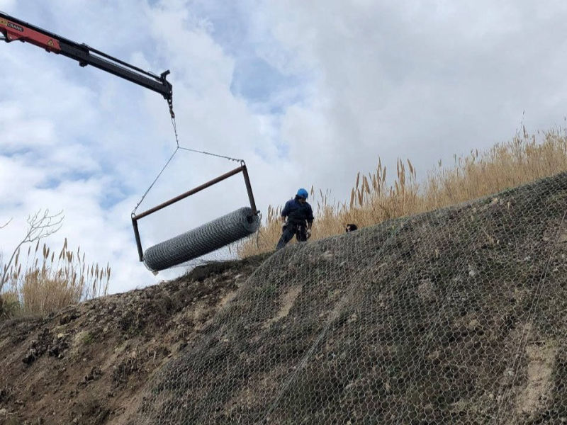 Vertical P - Posa rete con camion gru