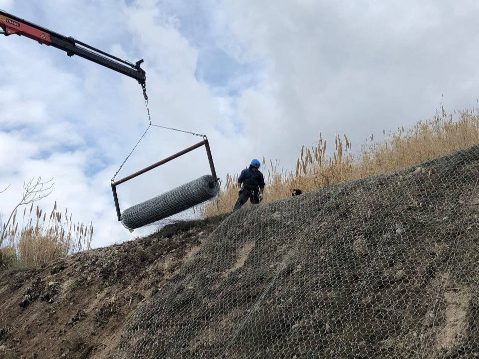 Vertical P - Posa rete con camion gru